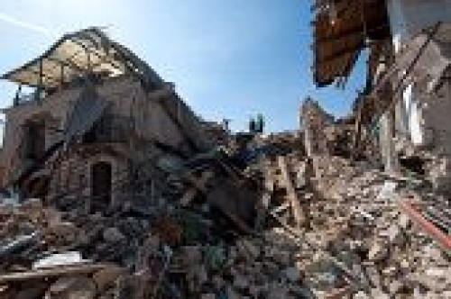 Italië herdenkt aardbeving L'…